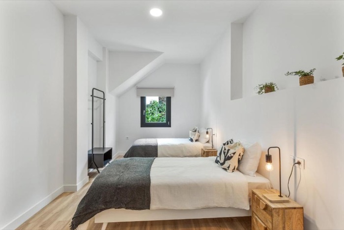 Dormitorio blanco y sereno