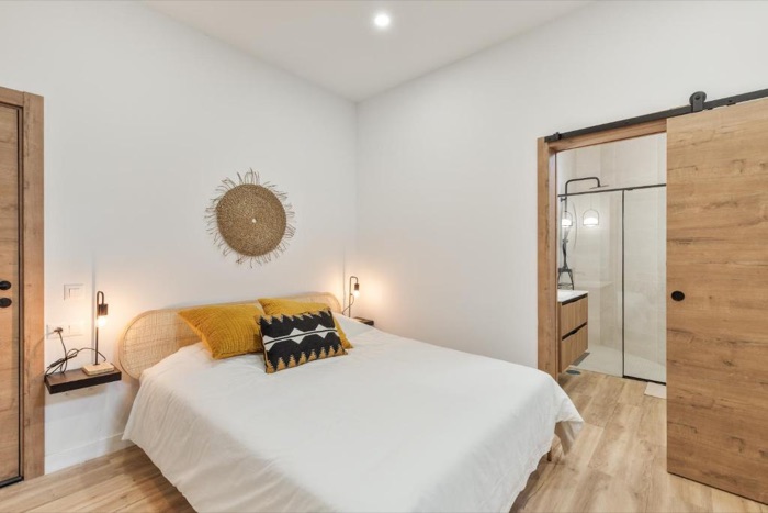 Cama doble con cabecero de fibra y luz cálida